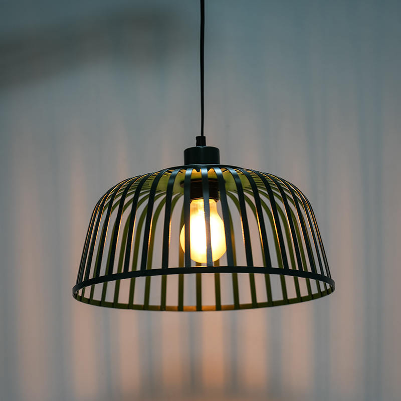 ثريا الحديد القديمة