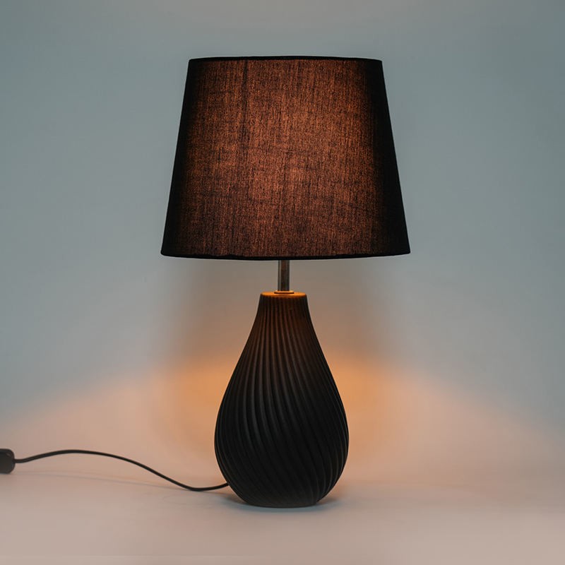 لماذا تختار مصباح الطاولة بجانب السرير البسيط لغرفة نومك؟